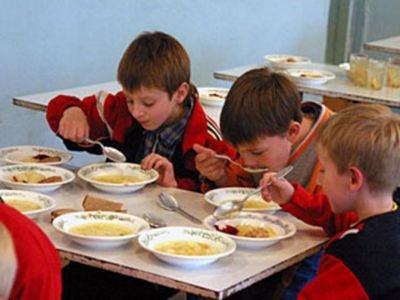 В новосибирских школах перестанут кормить учеников сосисками